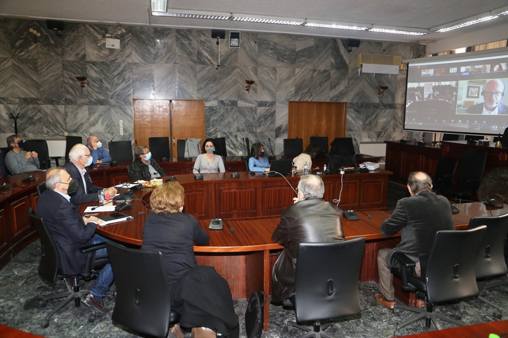 211118 vraveio polit1