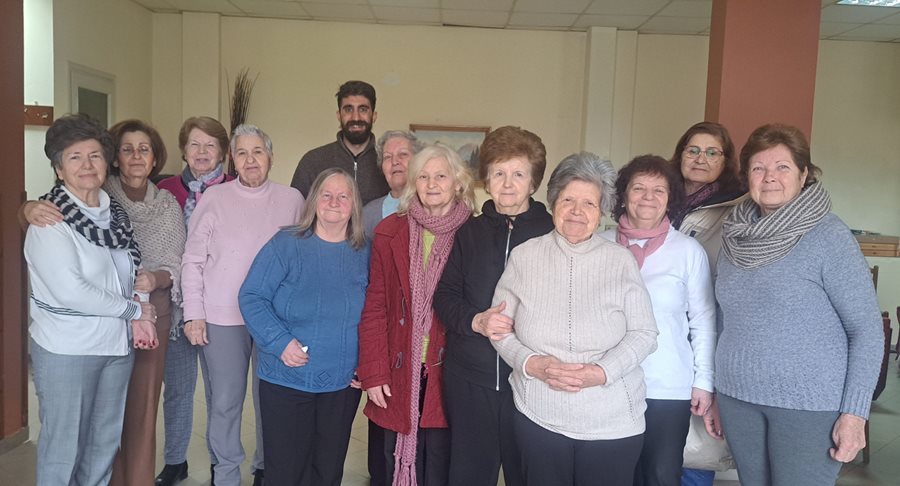 Ο ψυχολόγος του Κέντρου Κοινότητας με ωφελούμενους της δράσης