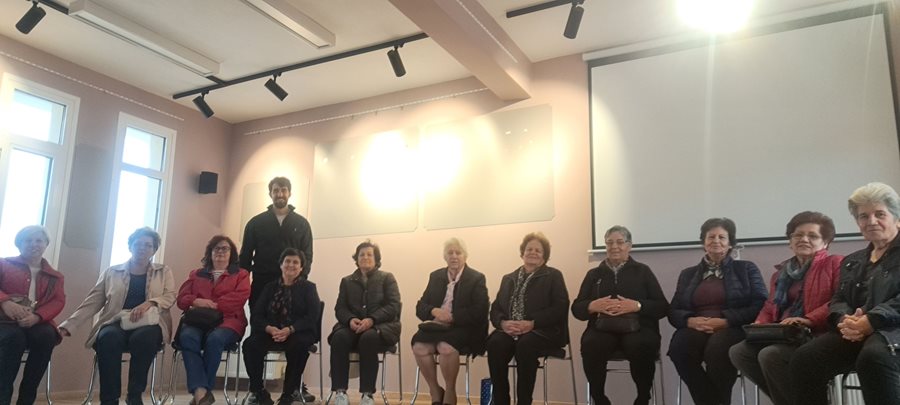 Ο ψυχολόγος του Κέντρου Κοινότητας με ωφελούμενους της δράσης