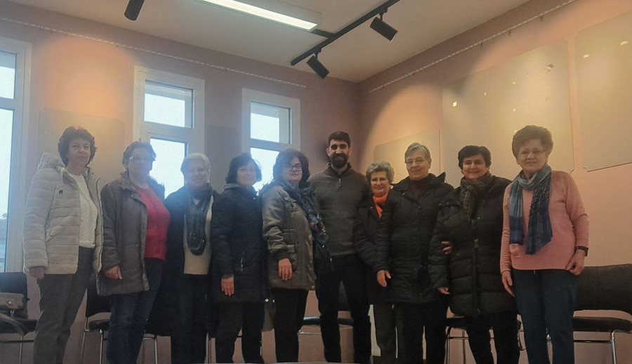 Ο ψυχολόγος του Κέντρου Κοινότητας με ωφελούμενους της δράσης