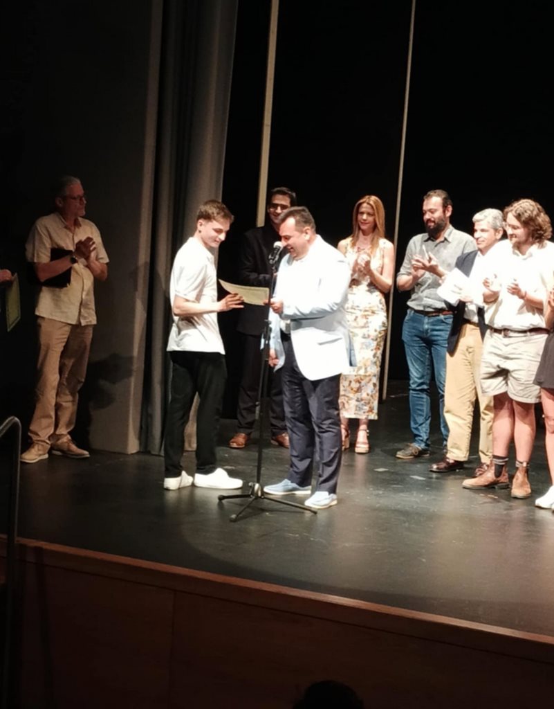 Στιγμιότυπο από τη βράβευση σπουδαστών του ΔΩΛ