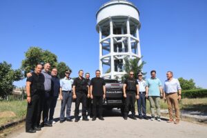 Στιγμιότυπο από την παράδοση-παραλαβή δωρεάς οχήματος της ΔΕΥΑΛ στην ομάδα ΟΠΚΕ της Ασφάλειας Λάρισας