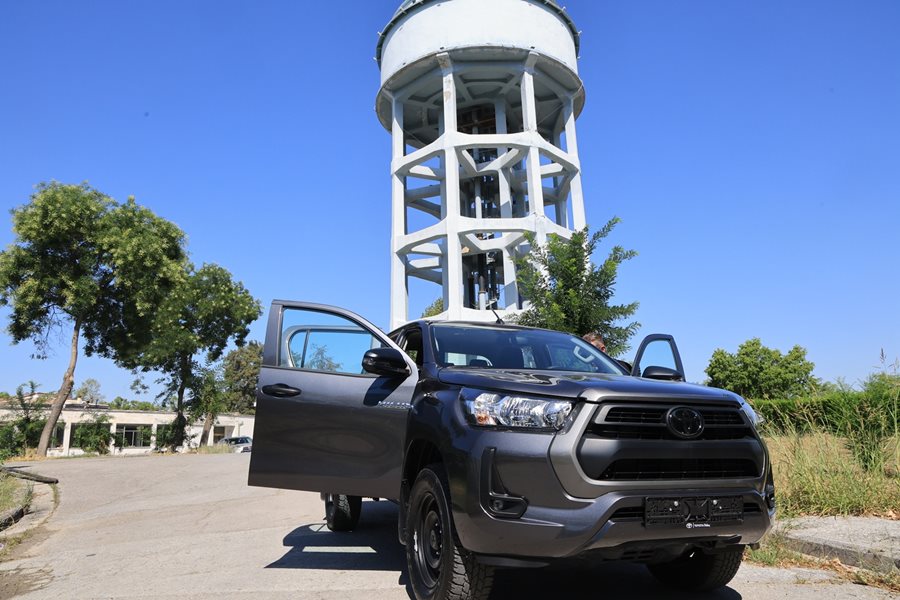 Στιγμιότυπο από την παράδοση-παραλαβή δωρεάς οχήματος της ΔΕΥΑΛ στην ομάδα ΟΠΚΕ της Ασφάλειας Λάρισας