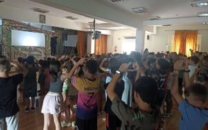 Στιγμιότυπο από την παράσταση του Θεάτρου Σκιών για το πρόγραμμα «Κατασκήνωση στην πόλη»