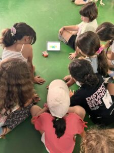 250718 kataskinosi stin poli robotiki 1