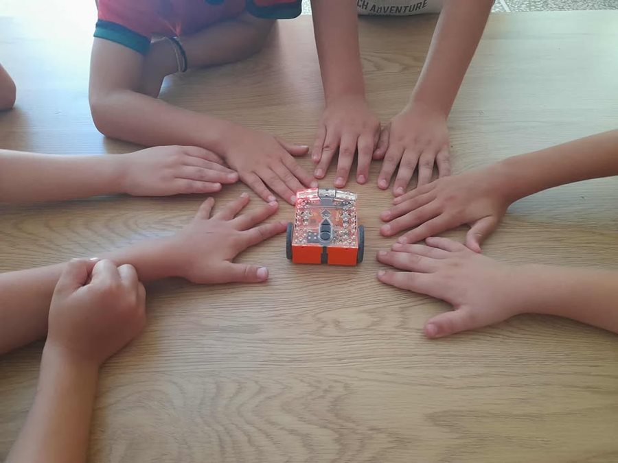 250718 kataskinosi stin poli robotiki 1