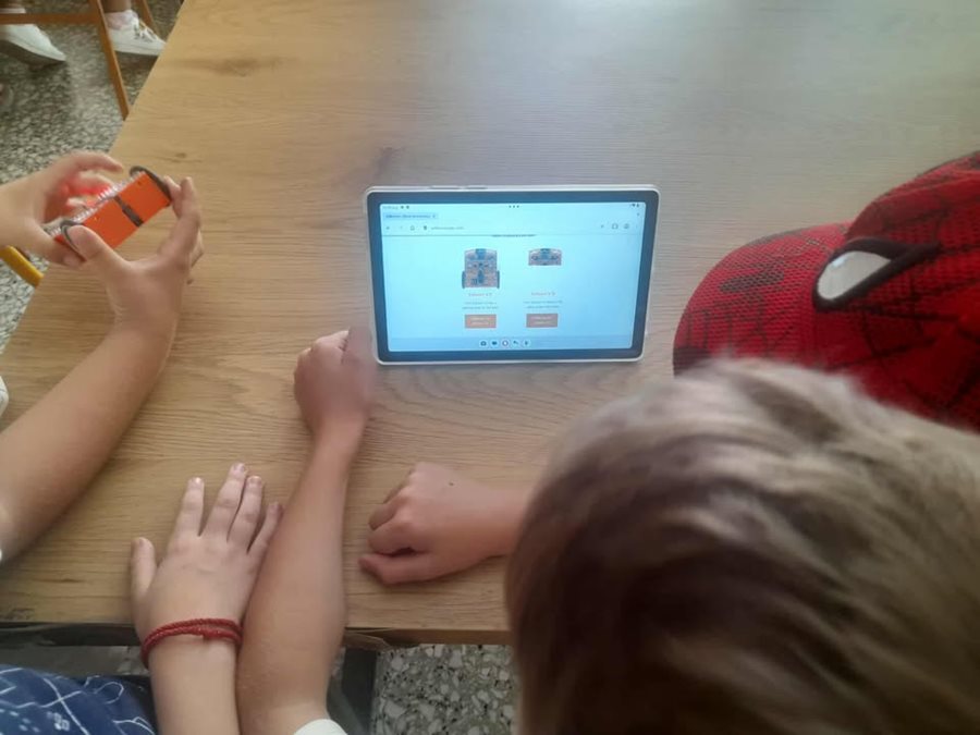 250718 kataskinosi stin poli robotiki 1