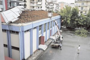Εργασίες αποκατάστασης της στέγης του Γυμναστηρίου στο 5ο Γυμνάσιο – Λύκειο