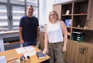 Η νέα υπάλληλος δίπλα στον Αντιδήμαρχο Α. Κέλλα στο γραφείο του