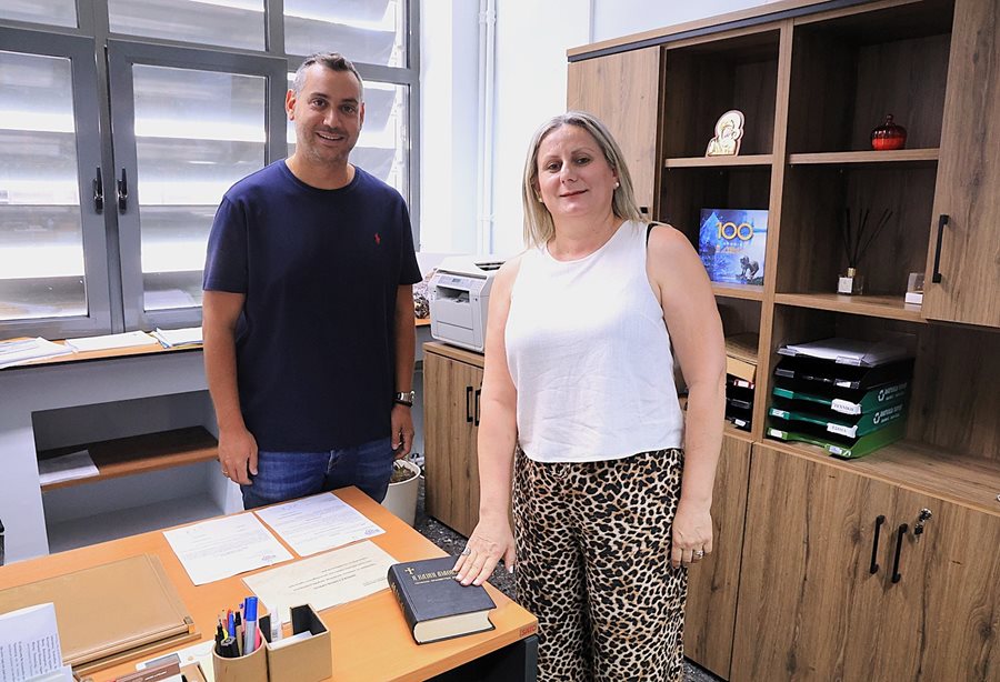 Η νέα υπάλληλος δίπλα στον Αντιδήμαρχο Α. Κέλλα στο γραφείο του