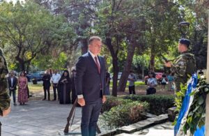 Ο Δήμαρχος Λαρισαίων Θ. Μαμάκος αποτίει φόρο τιμής μπροστά στο μνημείο Απελευθέρωσης της Λάρισας