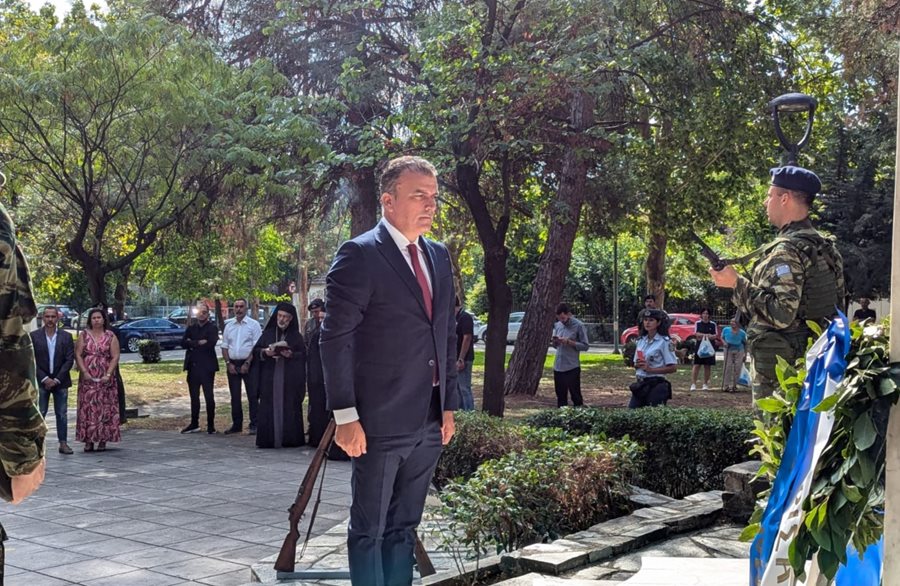 Ο Δήμαρχος Λαρισαίων Θ. Μαμάκος αποτίει φόρο τιμής μπροστά στο μνημείο Απελευθέρωσης της Λάρισας