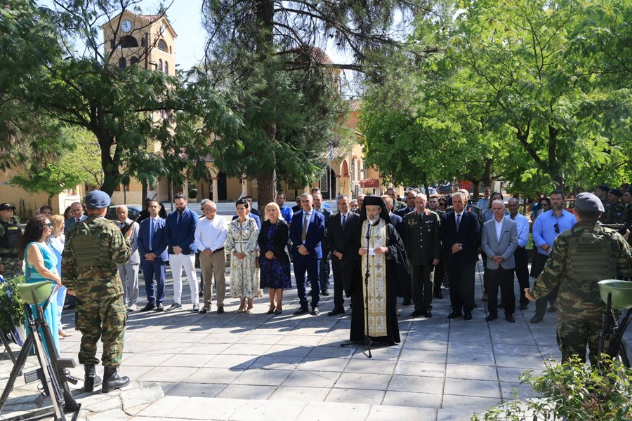 Στιγμιότυπο από τις εκδηλώσεις για την 144η επέτειο απελευθέρωσης της Λάρισας από τον τουρκικό ζυγό.