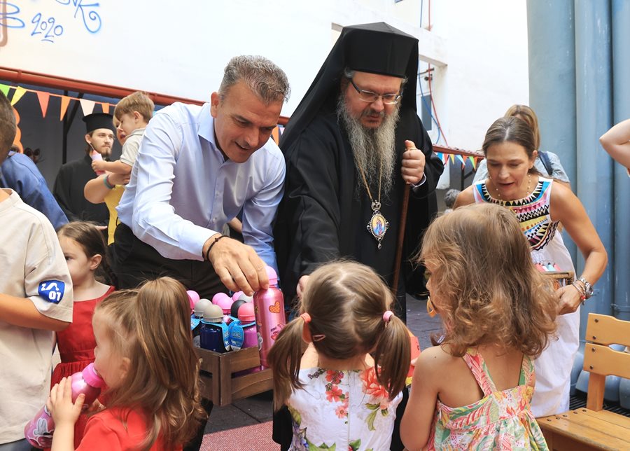 Στιγμιότυπο από την τέλεση του αγιασμού για την έναρξη της νέας χρονιάς στους Παιδικούς Σταθμούς.