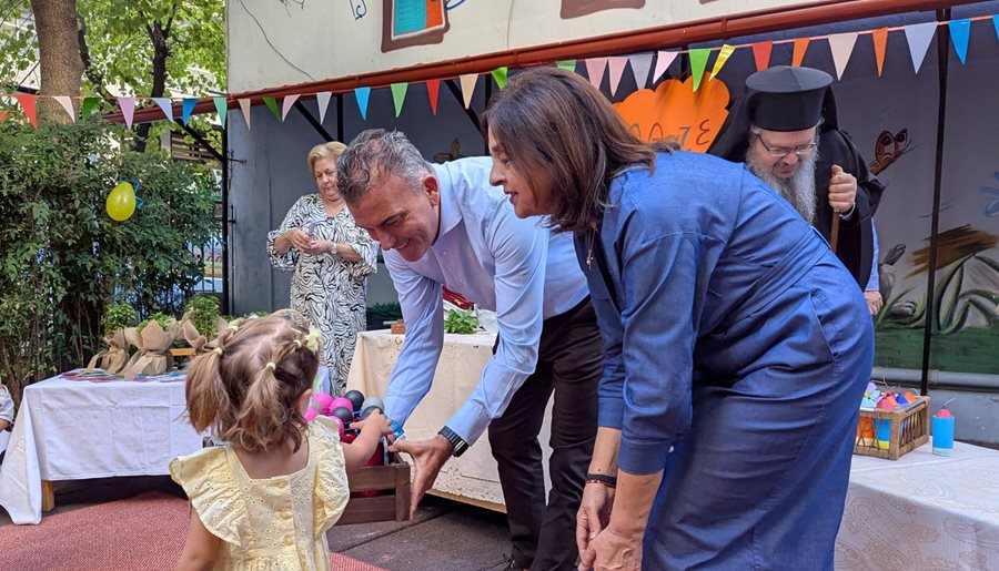 Στιγμιότυπο από την τέλεση του αγιασμού για την έναρξη της νέας χρονιάς στους Παιδικούς Σταθμούς.