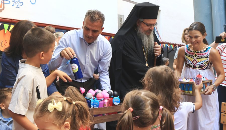 Στιγμιότυπο από την τέλεση του αγιασμού για την έναρξη της νέας χρονιάς στους Παιδικούς Σταθμούς.