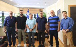 Αναμνηστική φωτογραφία του Δημάρχου με αντιπροσωπεία των εφέδρων αξιωματικών