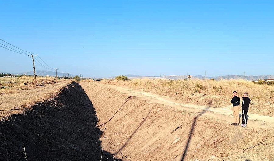 Στιγμιότυπο από τον καθαρισμό ρέματος στις Νέες Εργατικές Κατοικίες Γιάννουλης