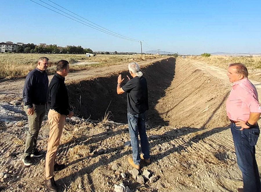 Στιγμιότυπο από τον καθαρισμό ρέματος στις Νέες Εργατικές Κατοικίες Γιάννουλης