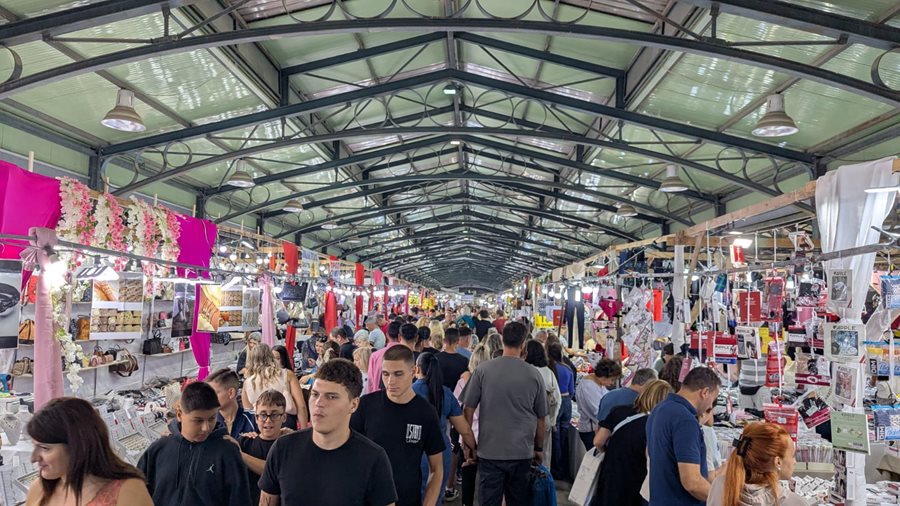 Στιγμιότυπο από την πρώτη ημέρα έναρξης για το Παζάρι Λάρισας 2025