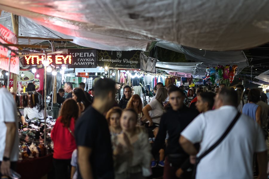 Στιγμιότυπο από την πρώτη ημέρα έναρξης για το Παζάρι Λάρισας 2025