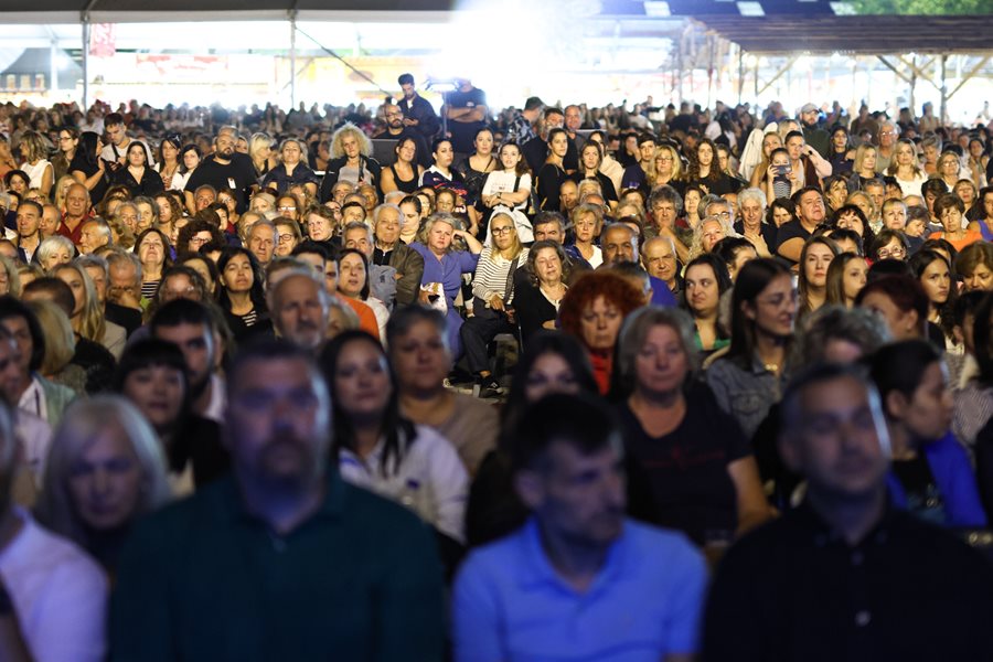Στιγμιότυπο από την πρώτη ημέρα έναρξης για το Παζάρι Λάρισας 2025