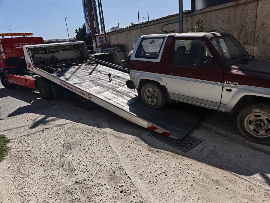 Επιχείρηση-«σκούπα» της υπηρεσίας Καθαριότητας-Ανακύκλωσης του Δήμου Λαρισαίων, για την περισυλλογή και απομάκρυνση εγκαταλελειμμένων οχημάτων