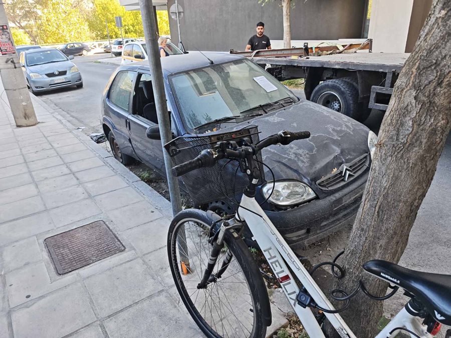 Επιχείρηση-«σκούπα» της υπηρεσίας Καθαριότητας-Ανακύκλωσης του Δήμου Λαρισαίων, για την περισυλλογή και απομάκρυνση εγκαταλελειμμένων οχημάτων