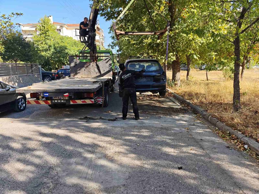 Επιχείρηση-«σκούπα» της υπηρεσίας Καθαριότητας-Ανακύκλωσης του Δήμου Λαρισαίων, για την περισυλλογή και απομάκρυνση εγκαταλελειμμένων οχημάτων