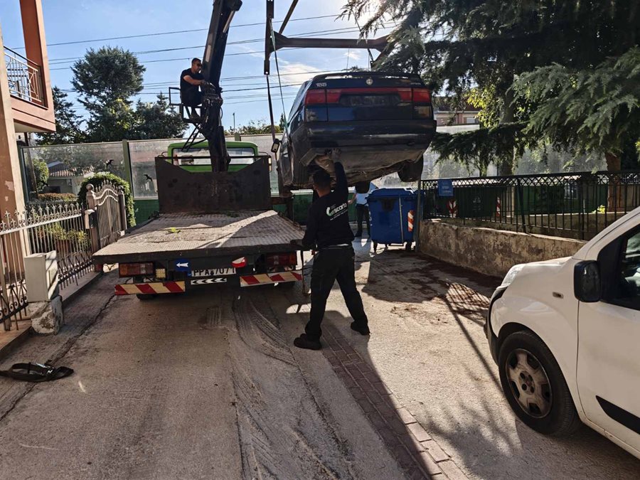 Επιχείρηση-«σκούπα» της υπηρεσίας Καθαριότητας-Ανακύκλωσης του Δήμου Λαρισαίων, για την περισυλλογή και απομάκρυνση εγκαταλελειμμένων οχημάτων