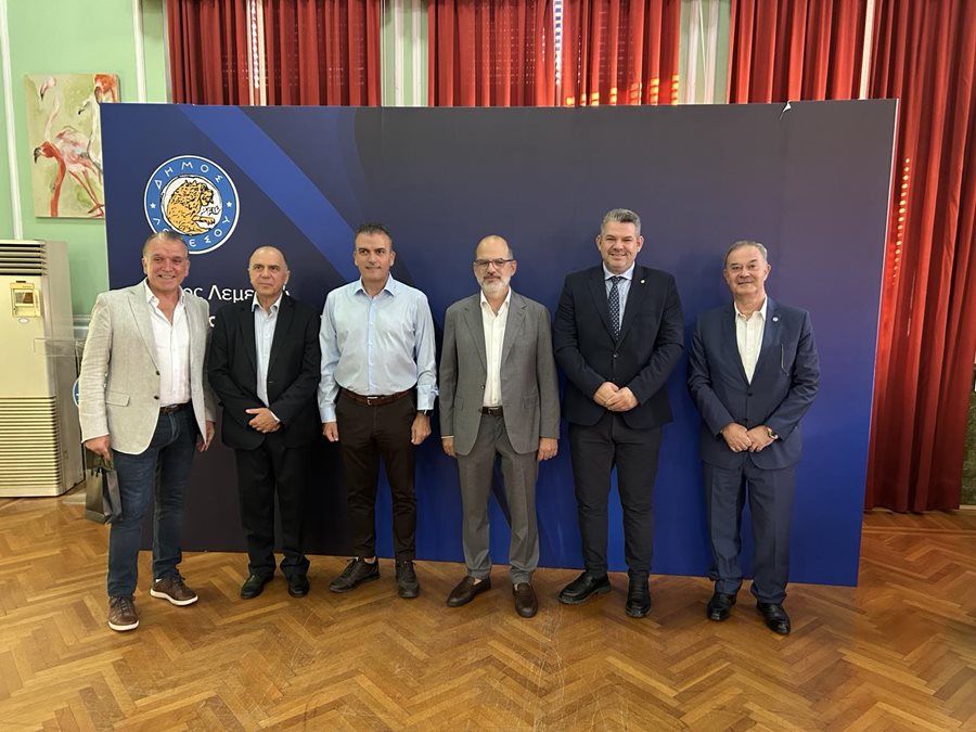 Στιγμιότυπο από την επίσκεψη αντιπροσωπείας για την υπογραφή Μνημόνιου Συνεργασίας μεταξύ της Δημοτικής Επιχείρησης Ύδρευσης - Αποχέτευσης Λάρισας (ΔΕΥΑΛ) και του Επαρχιακού Οργανισμού Αυτοδιοίκησης (ΕΟΑ) Λεμεσού