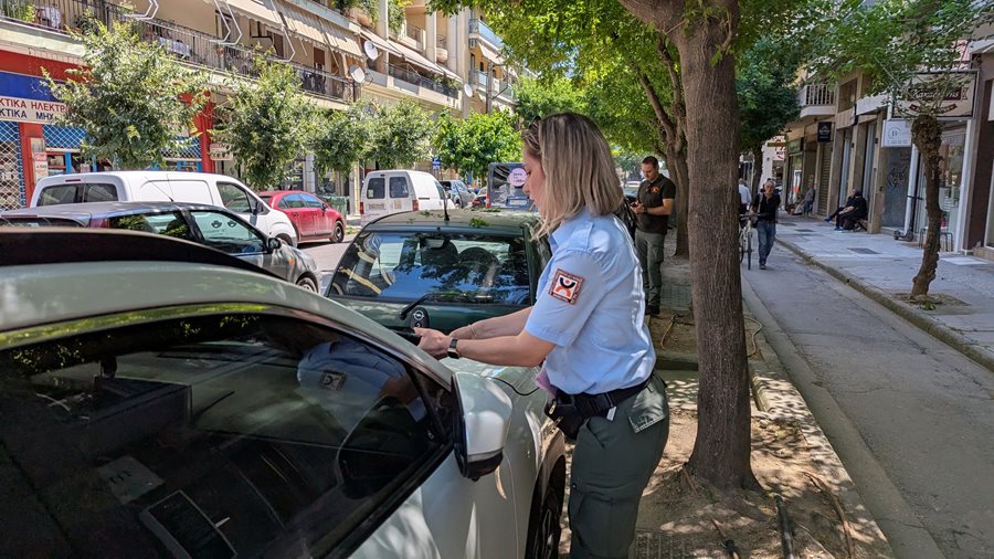 Έλεγχος στάθμευσης από στέλεχος της Δημοτικής Αστυνομίας
