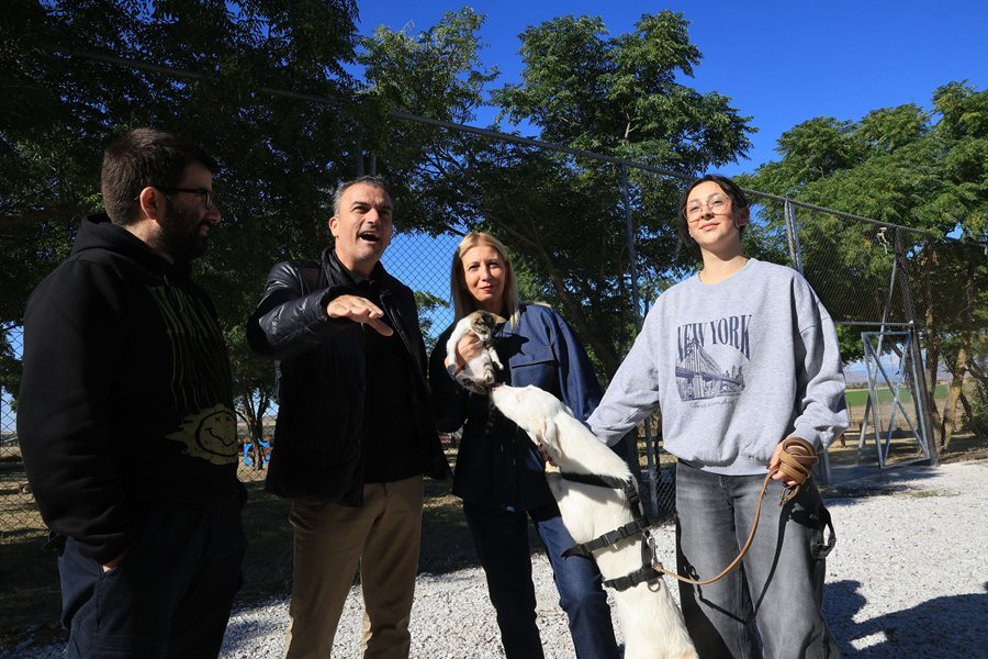 Φωτογραφίες από τη δράση για την Ημέρα των ζώων στο δημοτικό καταφύγιο αδέσποτων ζώων του Δήμου Λαρισαίων