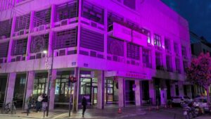 Το Δημαρχείο της Λάρισας φωταγωγημένο σε ροζ χρώμα