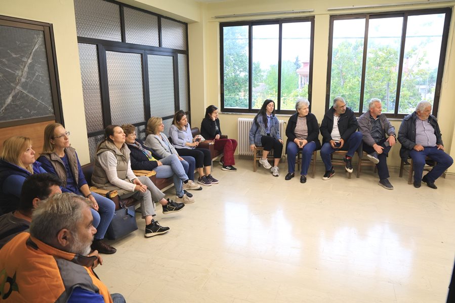 Στιγμιότυπο από την επίσκεψη του Δημάρχου Θ. Μαμάκου στην Κοινότητα Μάνδρας