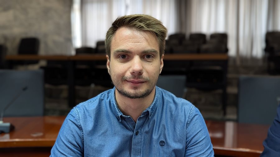 Ο πρόεδρος του Δημοτικού Συμβουλίου Νεολαίας, κ.Αλέξανδρος Τσάτσος στη συνέντευξη τύπου για το 5ο Φεστιβάλ Νεολαίας Λάρισας