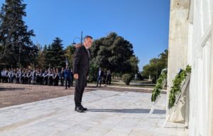 Ο Δήμαρχος Λαρισαίων Θ. Μαμάκος αποτίει φόρο τιμής μπροστά στο Ηρώο-Μνημείο της Νίκης