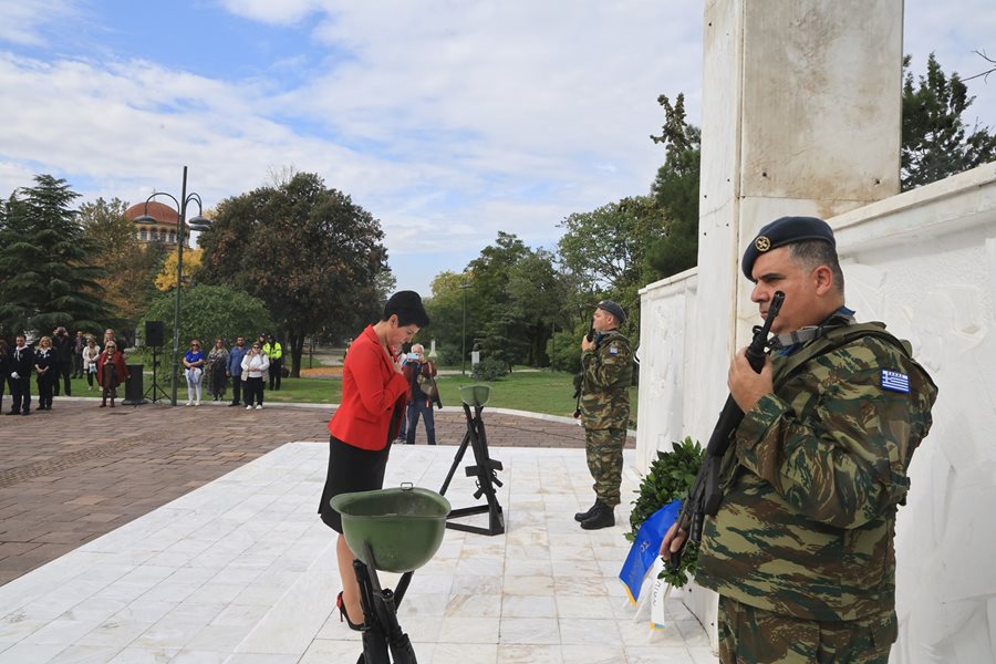 Στιγμιότυπο από τις εκδηλώσεις για την επέτειο απελευθέρωσης της Λάρισας από τη γερμανική κατοχή