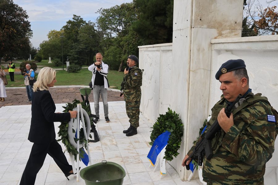 Στιγμιότυπο από τις εκδηλώσεις για την επέτειο απελευθέρωσης της Λάρισας από τη γερμανική κατοχή