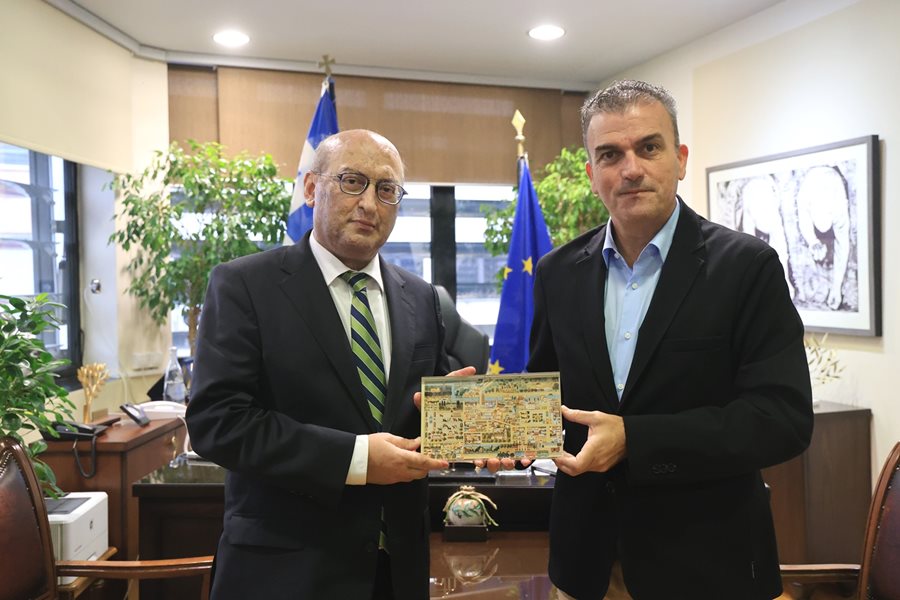 Στιγμιότυπο από τη συνάντηση του Δημάρχου Λαρισαίων, κ.Θανάση Μαμάκου, με τον Πρέσβη της Αρμενίας στην Ελλάδα, κ.Tigran Mkrtchyan (Τιγκράν Μκρτσιάν)