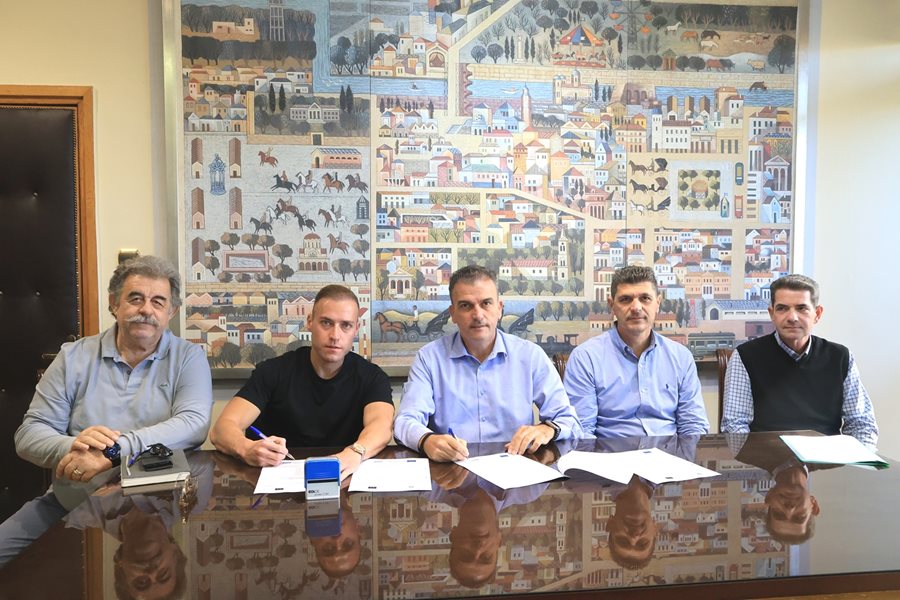 Στιγμιότυπο από την υπογραφή της σύμβασης για την κατασκευή του Πράσινου Σημείου.