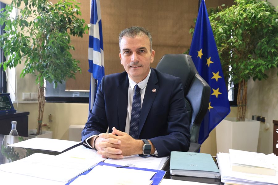 Ο Δήμαρχος Λαρισαίων Αθανάσιος Μαμάκος στο γραφείο του