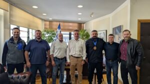 Ο Δήμαρχος Λαρισαίων κ. Θανάσης Μαμάκος με τον παγκόσμιο πρωταθλητή βετεράνων Πάλης της ΕΑΛ «Πήγασος», κ. Απόστολο Στάμο.