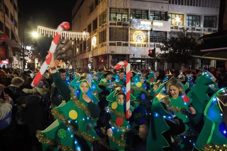 Χριστούγεννα-Πρωτοχρονιά στη Λάρισα: Η Εορταστική Παρέλαση έρχεται ξανά να ζωντανέψει την πόλη