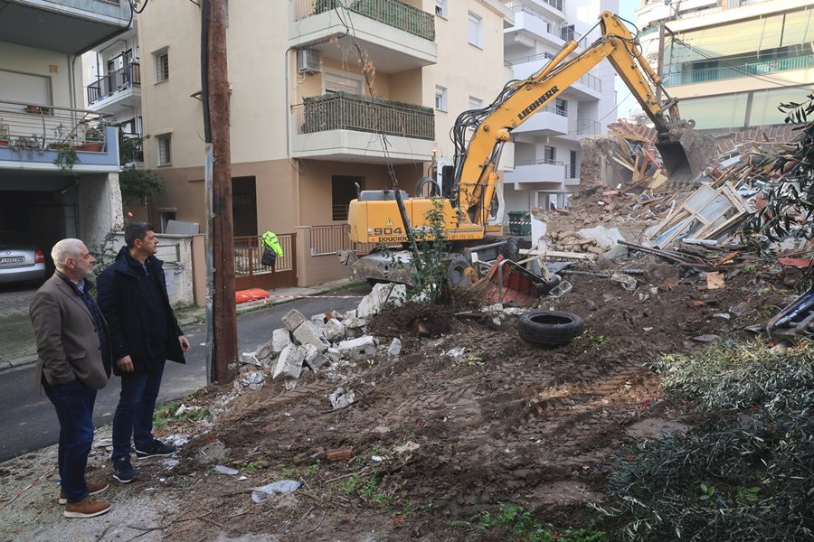 Κατεδάφιση κτηρίου επί της οδού Σκουφά