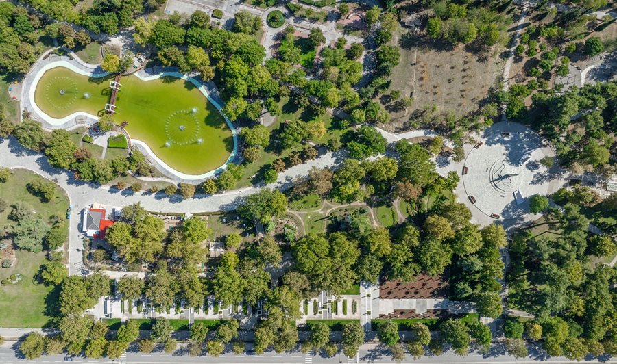 Στιγμιότυπο από τον Ιπποκράτειο Βοτανικό Κήπο στο Πάρκο Αλκαζάρ