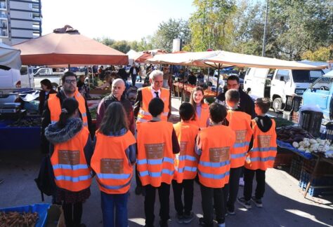 Στιγμιότυπο από την δράση «Ταξίδι της Τροφής» στην λαική αγορά της Τετάρτης