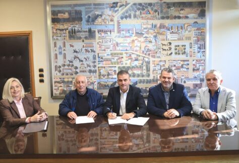 Στιγμιότυπο από την υπογραφή της σύμβασης