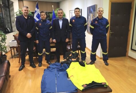Η παράδοση-παραλαβή του εξοπλισμού στη συνάντηση στο γραφείο του Δημάρχου