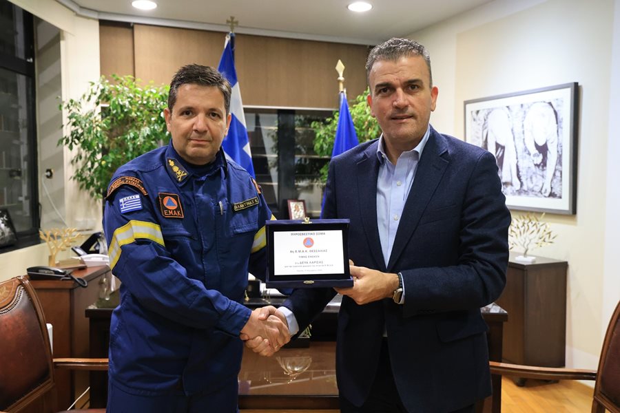 Η παράδοση-παραλαβή του εξοπλισμού στη συνάντηση στο γραφείο του Δημάρχου